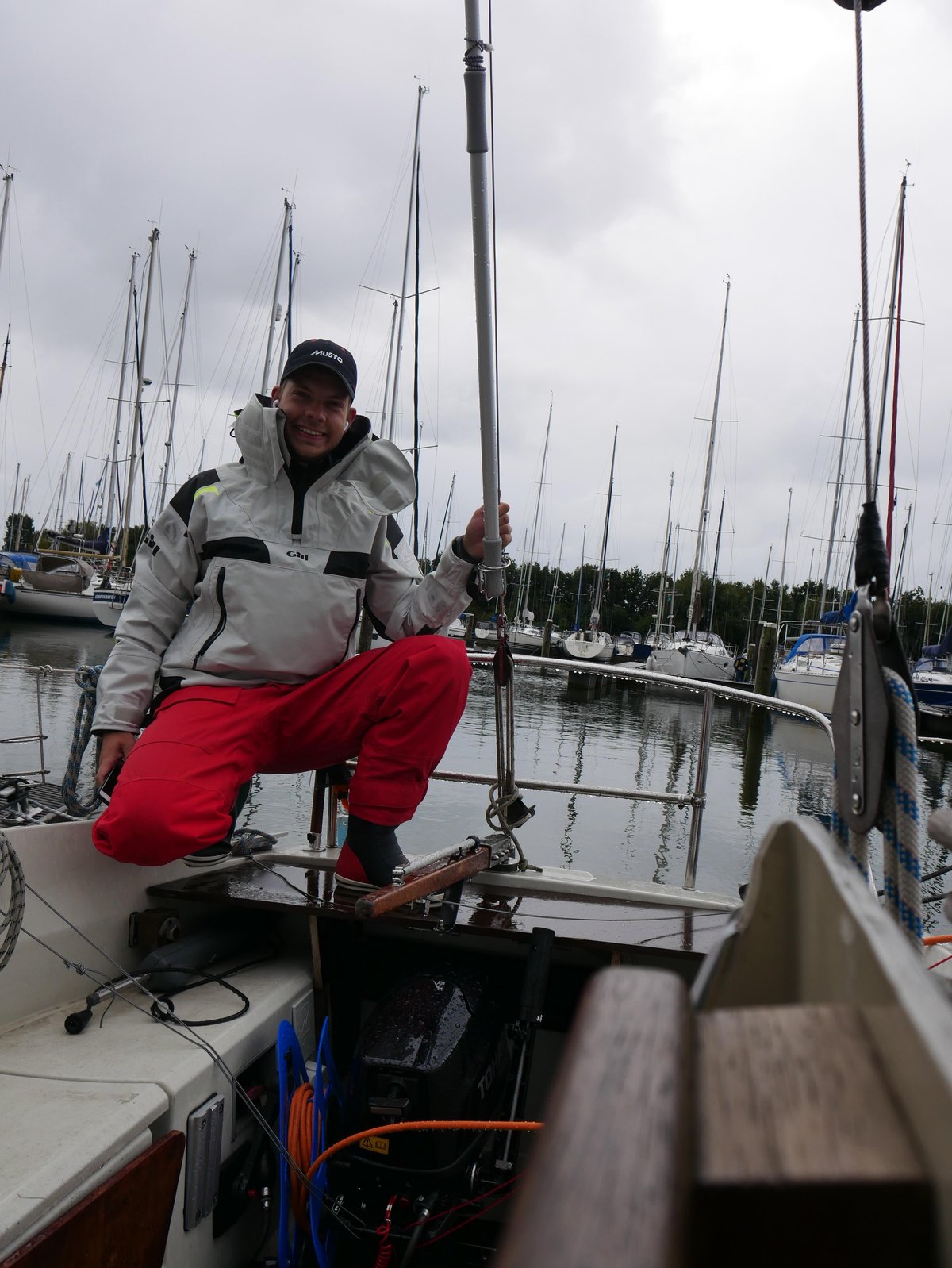 Markus Schulz in Segelkleidung an Bord im Hafen