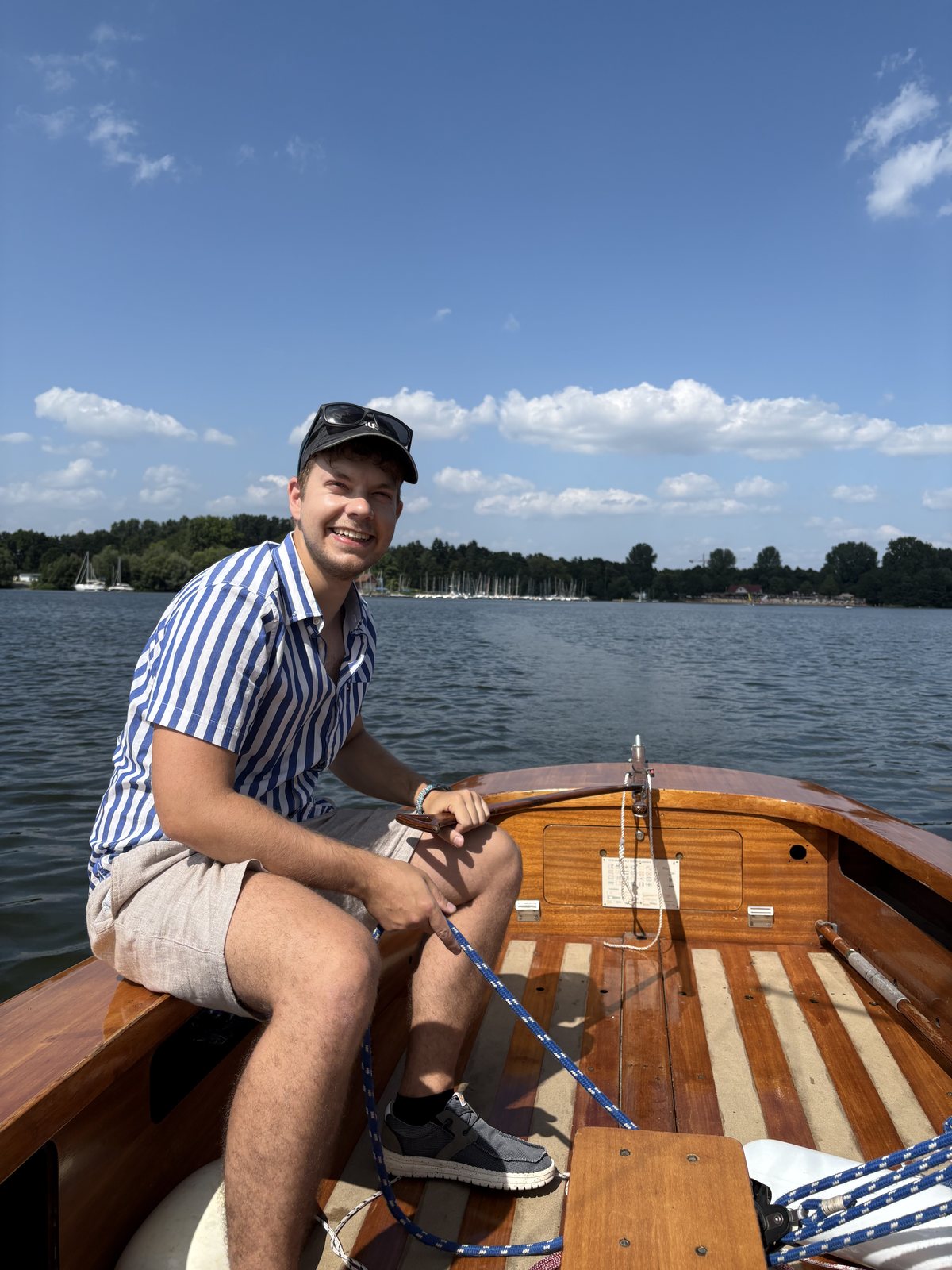 Markus Schulz lächelt im Holzsegelboot auf dem Wasser